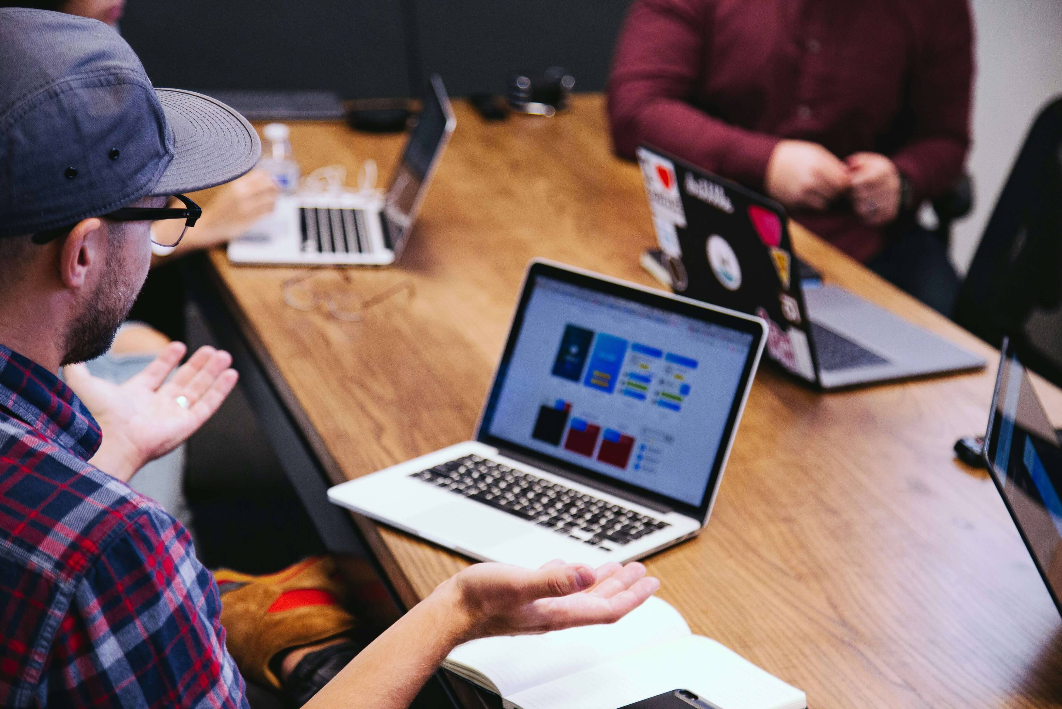 Зображення нашої команди дизайнерів за роботою