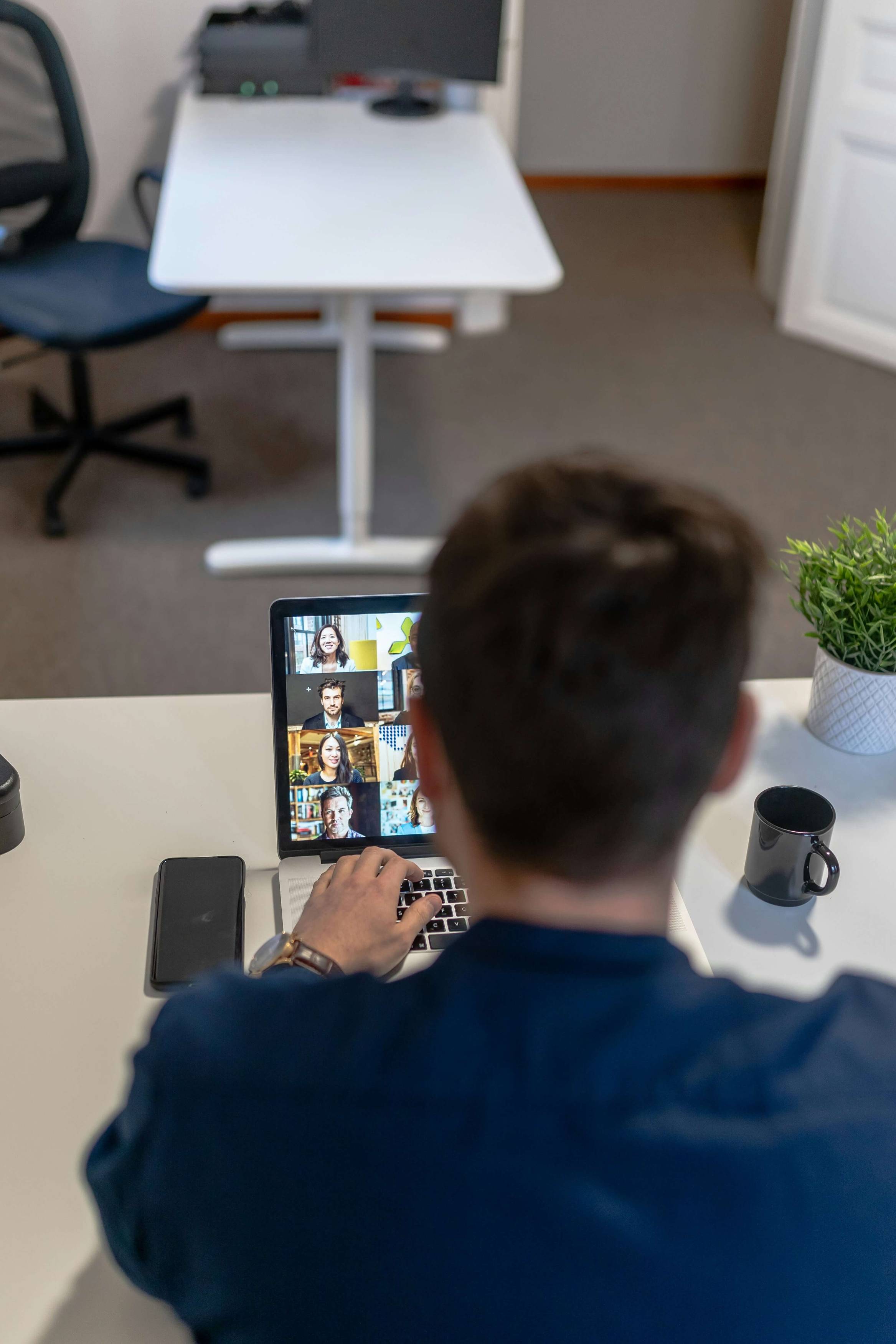 Зображення нашої команди консалтингу та стратегії за роботою